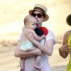 Anne Hathaway montre son instinct maternel (avec le bébé d'une amie)à son mari Adam Shulman en vacances à Hawaii, le 9 janvier 2014.