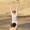 Anne Hathaway montre son instinct maternel (avec le bébé d'une amie)à son mari Adam Shulman en vacances à Hawaii, le 9 janvier 2014.