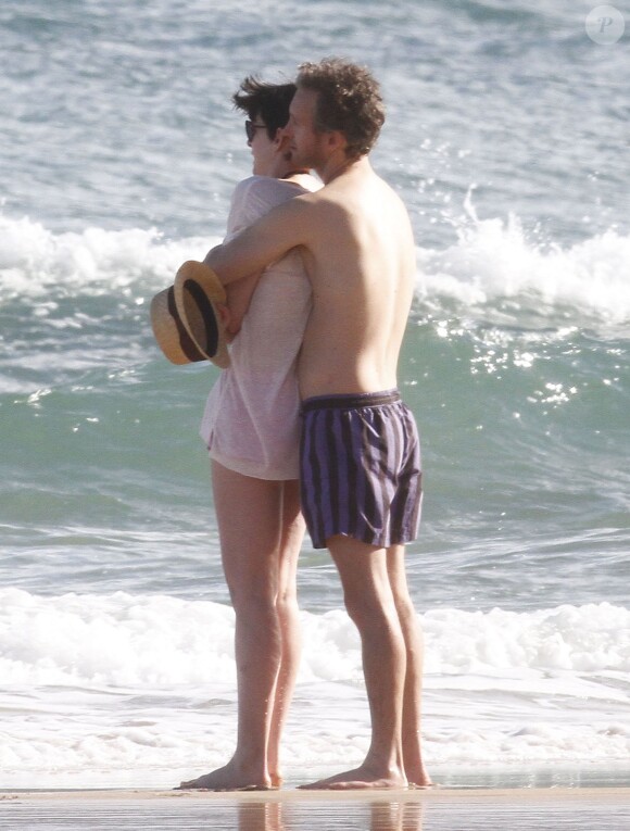 Anne Hathaway et son mari Adam Shulman en vacances à Hawaï, le 9 janvier 2014.