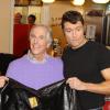 Henry Winkler et Ben Freeman lors du photocall de la comédie musicale "Happy Days" à Londres le 8 janvier 2014.