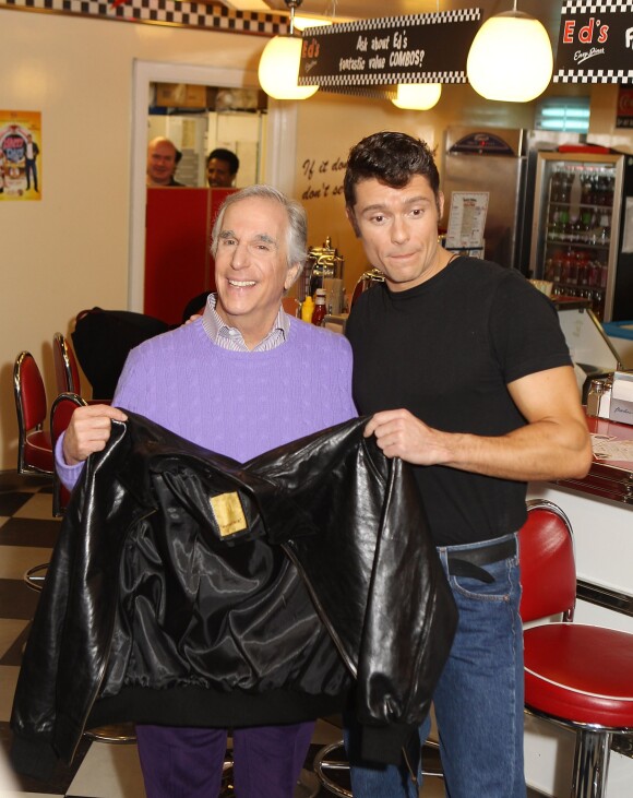 Henry Winkler et Ben Freeman lors du photocall de la comédie musicale "Happy Days" à Londres le 8 janvier 2014.