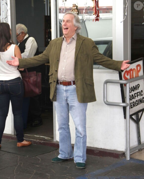 Henry Winkler, célèbre Fonzie de la serie culte Happy Days, quitte un restaurant de Beverly Hills le 5 décembre 2012.