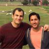 Maulik Pancholy et son futur mari Ryan devant le Taj Mahal le 9 janvier 2014.