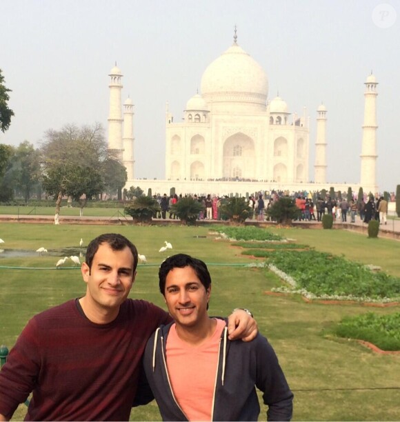 Maulik Pancholy et son futur mari Ryan devant le Taj Mahal le 9 janvier 2014.