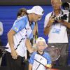 Lleyton Hewitt et son fils Cruz lors du Kids' Day de l'Open d'Australie à Melbourne le 11 janvier 2014.