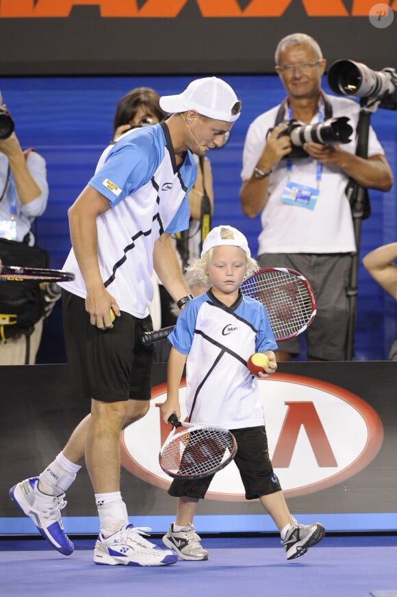 Lleyton Hewitt et son fils Cruz lors du Kids' Day de l'Open d'Australie à Melbourne le 11 janvier 2014.