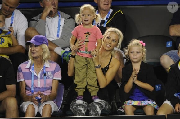 La famille de Lleyton Hewitt, sa femme Beck et leurs enfants Mia et Ava lors du Kids' Day de l'Open d'Australie à Melbourne le 11 janvier 2014.