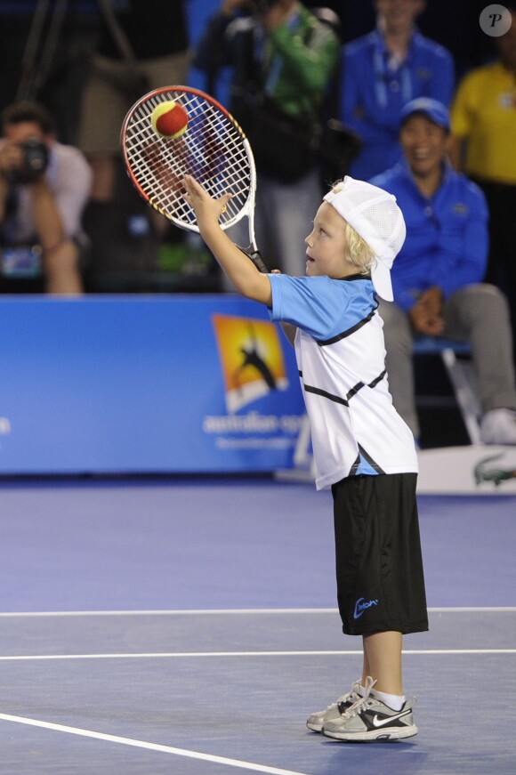 Le tennisman Lleyton Hewitt et son fils Cruz lors du Kids' Day de l'Open d'Australie à Melbourne le 11 janvier 2014.