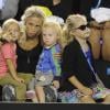 La famille du tennisman Lleyton Hewitt, sa femme Beck et leurs enfants lors du Kids' Day de l'Open d'Australie à Melbourne le 11 janvier 2014.
