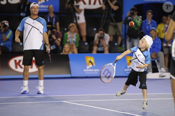 Lleyton Hewitt et son fils Cruz lors du Kids' Day de l'Open d'Australie à Melbourne le 11 janvier 2014.