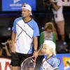 Lleyton Hewitt et son fils Cruz lors du Kids' Day de l'Open d'Australie à Melbourne le 11 janvier 2014.