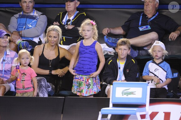 La famille de Lleyton Hewitt, sa femme Beck et leurs enfants lors du Kids' Day de l'Open d'Australie à Melbourne le 11 janvier 2014.