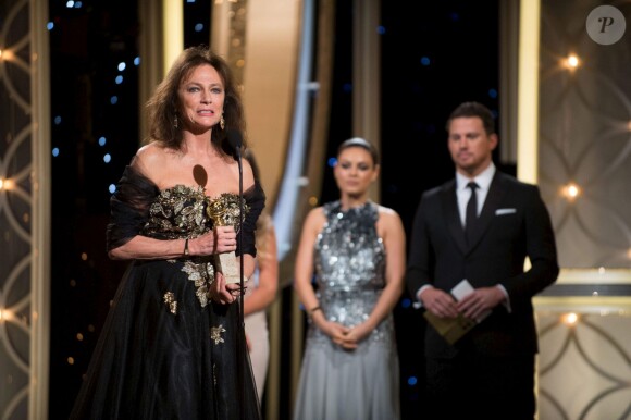Jacqueline Bisset venant de recevoir le prix de meilleure actrice dans un second rôle dans une série ou un téléfilm pour Dancing on the Edge lors des Golden Globes le 12 janvier 2014