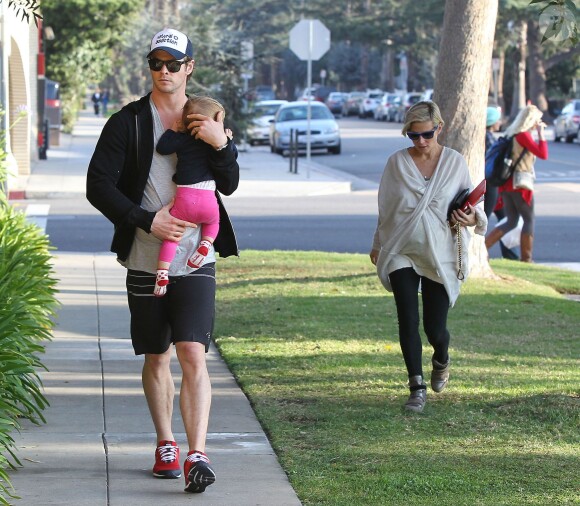 Chris Hemsworth et sa femme Elsa Pataky enceinte emmènent leur fille India chez le pédiatre à Santa Monica, le 9 janvier 2014
