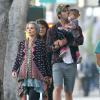 Elsa Pataky enceinte, son mari Chris Hemsworth et leur fille India font du shopping à Venice Beach, le 8 janvier 2014.