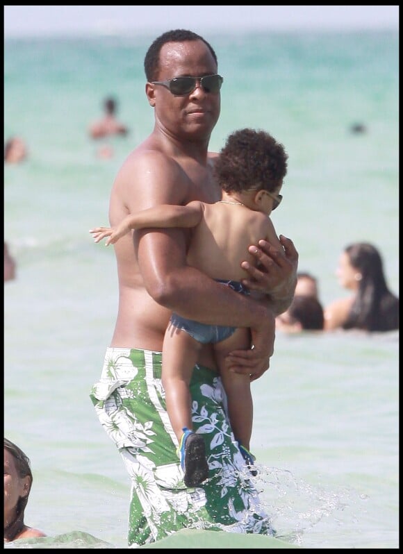 Conrad Murray avec son fils Che Giovanny Murray à Miami, le 31 juillet 2010.
