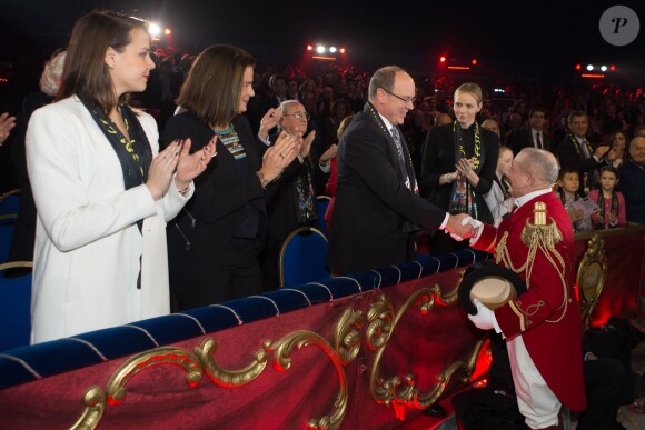 La famille princière n'a pas manqué de présider l'inauguration du 38e Festival International du Cirque de Monte-Carlo : jeudi 16 janvier 2014, la princesse Stéphanie de Monaco, sa fille Pauline Ducruet, le prince Albert et la princesse Charlene étaient présents et ravis sous le chapiteau Fontvieille.