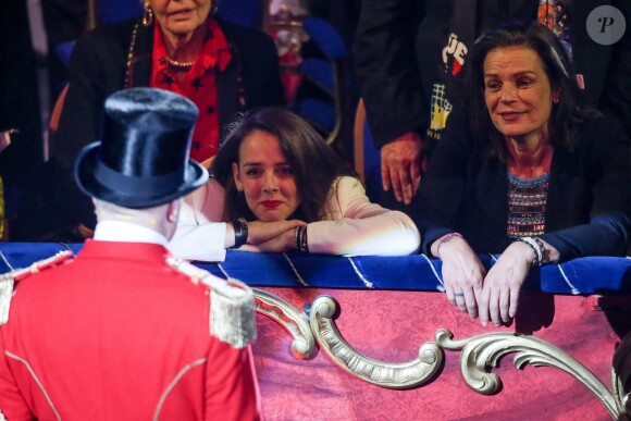 Pauline Ducruet et sa mère la princesse Stéphanie de Monaco captivées lors de la soirée d'ouverture du Festival International du Cirque de Monte-Carlo, le 16 janvier 2014 sous le chapiteau Fontvieille.