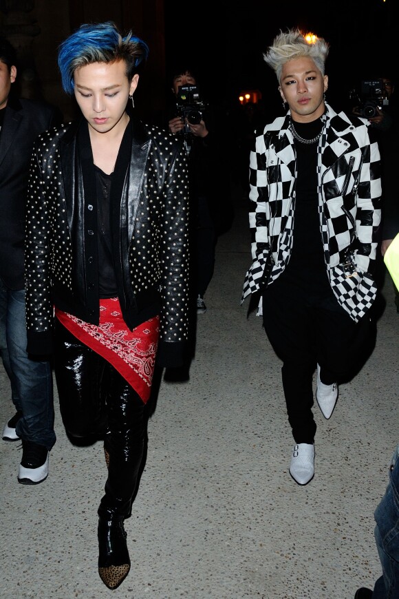 Les chanteurs sud-coréens G-Dragon et Taeyang (du groupe BIGBANG) arrivent à l'hôtel des Invalides pour assister au défilé Saint Laurent homme automne-hiver 2014-2015. Paris, le 19 janvier 2014.