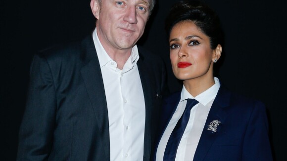 Fashion Week : Salma Hayek, chic en smoking pour le show Saint Laurent