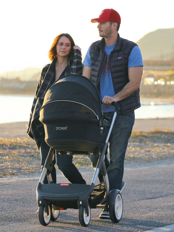 Exclusif - Jennifer Love Hewitt et son mari Brian Hallisay se promènent avec leur fille Autumn James à Santa Monica, le 16 janvier 2014.