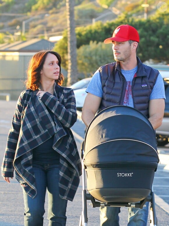 Exclusif - Jennifer Love Hewitt et son mari Brian Hallisay à Santa Monica, le 16 janvier 2014. Les jeunes parents se promènent avec leur nouveau-né, Autumn James, le long de la plage de Santa Monica.