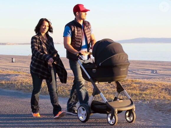 Exclusif - Jennifer Love Hewitt en compagnie son mari Brian Hallisay à Santa Monica, le 16 janvier 2014. Les jeunes parents se baladent avec leur nouveau-né, le long de la plage de Santa Monica.