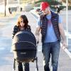 Exclusif - Jennifer Love Hewitt et son mari Brian Hallisay s'offrent une balade avec leur fille Autumn James à Santa Monica, le 16 janvier 2014.