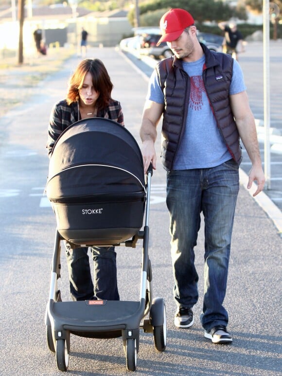 Exclusif - Jennifer Love Hewitt et son mari Brian Hallisay s'offrent une balade avec leur fille Autumn James à Santa Monica, le 16 janvier 2014.