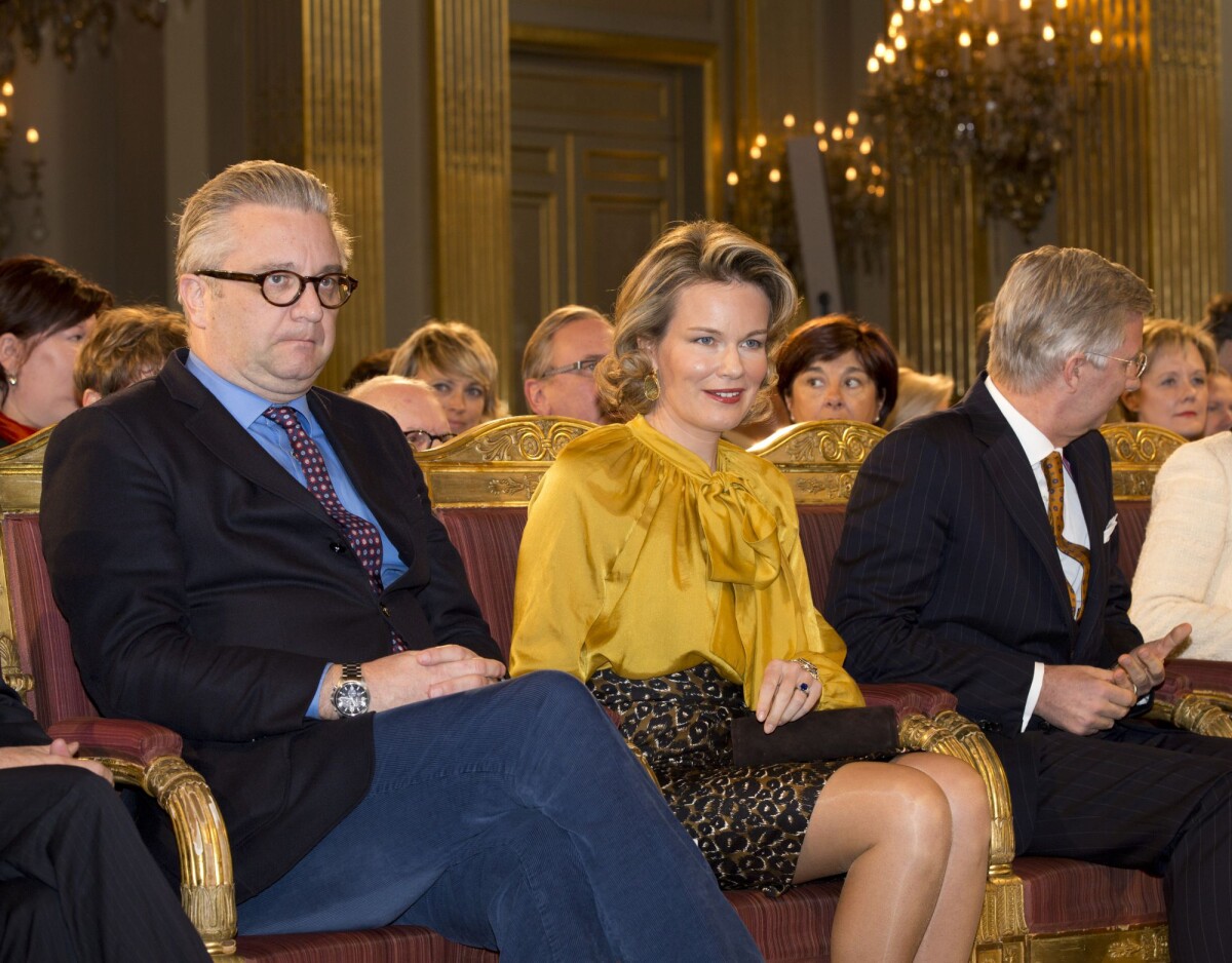 Vidéo Le prince Laurent de Belgique assis auprès de la reine Mathilde et du roi Philippe lors Vidéo Le prince Laurent de Belgique assis auprès de la reine Mathilde et du roi Philippe lors