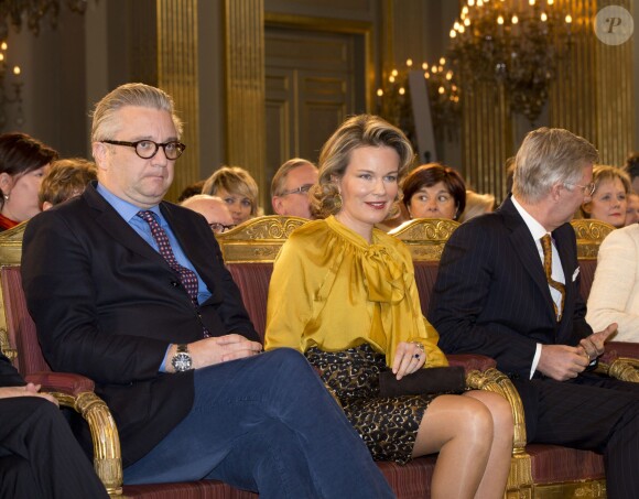 Le prince Laurent de Belgique assis auprès de la reine Mathilde et du roi Philippe lors du gala de présentation des voeux aux corps constitués, au palais royal à Bruxelles le 29 janvier 2014