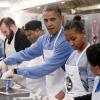 Barack Obama en compagnie de sa fille Sasha au D.C Central Kitchen de Washington lors du Martin Luther King, Jr. Day, préparant des burritos pour la soupe populaire du jour, le 20 janvier 2014, accompagné de son épouse Michelle Obama et leur autre fille Malia