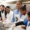 Barack Obama en compagnie de sa fille Sasha au D.C Central Kitchen de Washington lors du Martin Luther King, Jr. Day, préparant des burritos pour la soupe populaire du jour, le 20 janvier 2014, accompagné de son épouse Michelle Obama et leur autre fille Malia