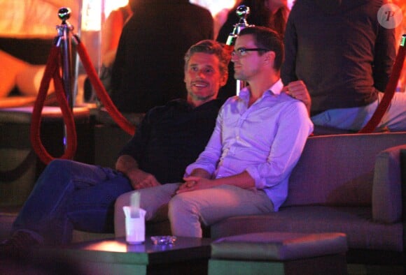 L'acteur Matt Bomer fête les 50 ans de son compagnon Simon Halls à Los Cabos entouré de leurs amis Kelly Ripa et Mark Consuelos le 19 janvier 2014 dans un club privé.
