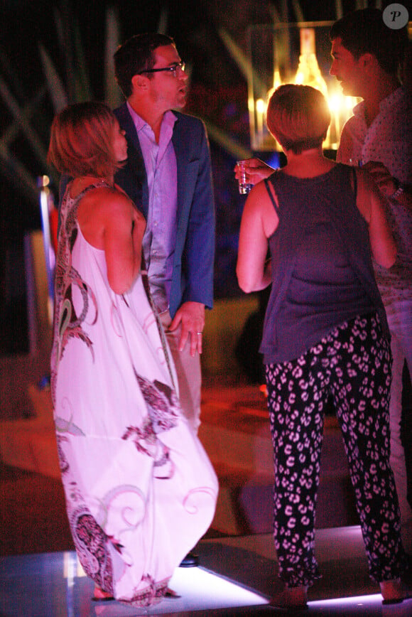 Matt Bomer fête les 50 ans de son compagnon Simon Halls à Los Cabos entouré de leurs amis Kelly Ripa et Mark Consuelos le 19 janvier 2014 dans un club privé.