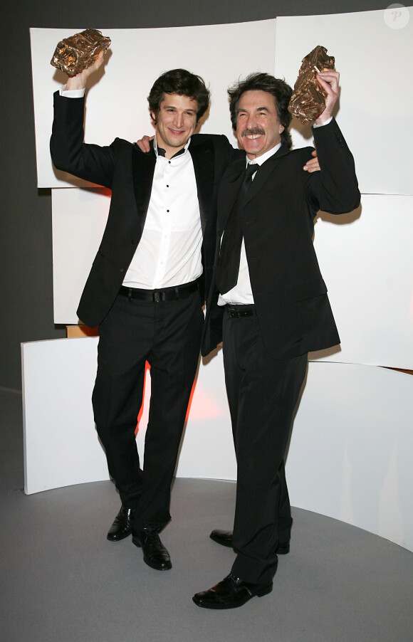 François Cluzet et Guillaume Canet avec leurs César de meilleurs acteur et réalisateur (Ne le dis à personne) lors de la cérémonie des César le 24 février 2007