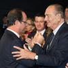 Jacques Chirac souriant et François Hollande au Musée du Quai Branly à Paris pour la remise du prix de la Fondation Chirac pour la prévention des conflits, le 21 novembre 2013