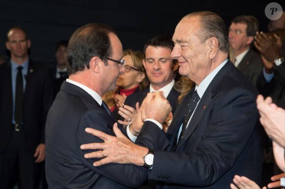Jacques Chirac souriant et François Hollande au Musée du Quai Branly à Paris pour la remise du prix de la Fondation Chirac pour la prévention des conflits, le 21 novembre 2013