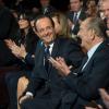 Jacques Chirac souriant et François Hollande, accompagnés de Bernadette Chirac et Valérie Trierweiler, au Musée du Quai Branly à Paris pour la remise du prix de la Fondation Chirac pour la prévention des conflits, le 21 novembre 2013