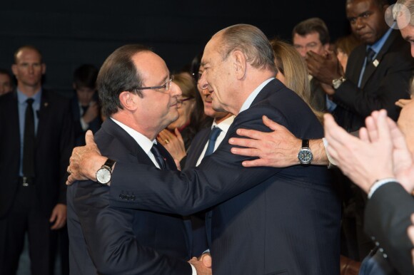 Jacques Chirac souriant et François Hollande au Musée du Quai Branly à Paris pour la remise du prix de la Fondation Chirac pour la prévention des conflits, le 21 novembre 2013