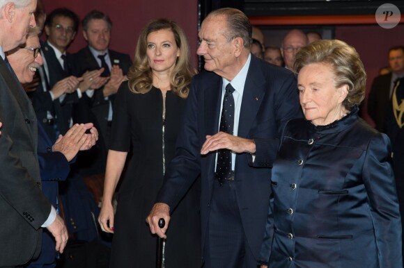Jacques Chirac accompagnés de Bernadette Chirac et Valérie Trierweiler, au Musée du Quai Branly à Paris pour la remise du prix de la Fondation Chirac pour la prévention des conflits, le 21 novembre 2013