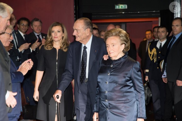 Jacques Chirac accompagnés de Bernadette Chirac et Valérie Trierweiler, au Musée du Quai Branly à Paris pour la remise du prix de la Fondation Chirac pour la prévention des conflits, le 21 novembre 2013