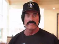 Arnold Schwarzenegger : Moustachu, Terminator devient coach dans un club de gym