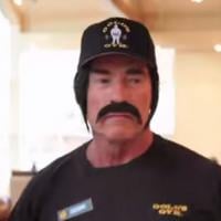 Arnold Schwarzenegger : Moustachu, Terminator devient coach dans un club de gym