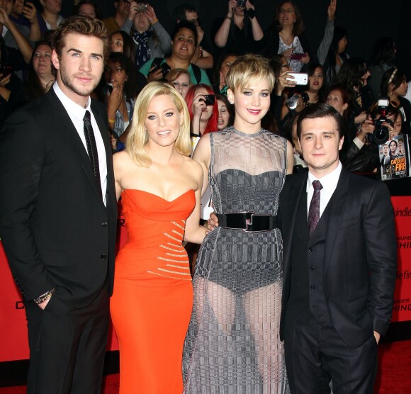 Liam Hemsworth, Elizabeth Banks, Jennifer Lawrence, Josh Hutcherson à Los Angeles, le 18 novembre 2013.