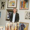 Robert De Niro aux côtés d'oeuvres d'art signées de son père Robert De Niro Sr. dans le studio de ce dernier à New York le 17 novembre 2000.