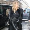 Kim Kardashian, tout de noir vêtue avec une jupe Givenchy, un manteau en cuir et à col en fourrure Céline, un t-shirt Alexander Wang et des sandales Tom Ford, fait du shopping à Paris. Le 20 janvier 2014.