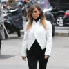 Kim Kardashian, ultrachic en noir et blanc et chaussée de bottines Tom Ford, se rend au Palais Galliera à Paris. Le 21 janvier 2014.