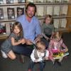 Dean McDermott avec ses enfants Stella McDermott, Liam McDermott, Hattie McDermott, Finn McDermott à Hollywood, le 9 novembre 2013.