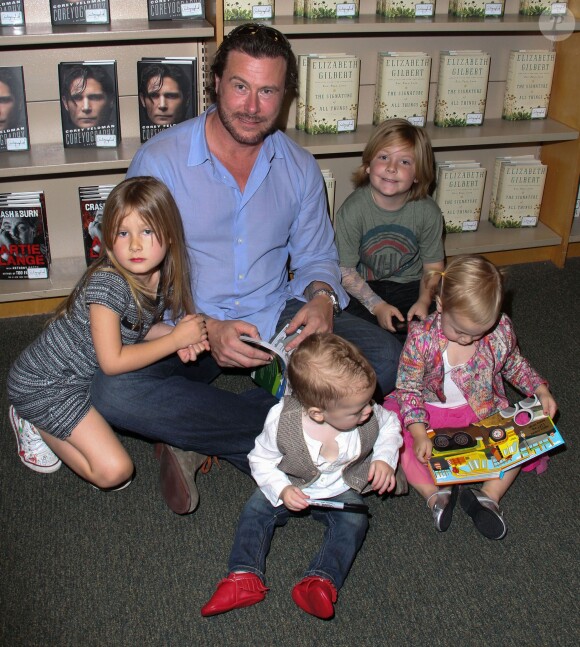 Dean McDermott avec ses enfants Stella McDermott, Liam McDermott, Hattie McDermott, Finn McDermott à Hollywood, le 9 novembre 2013.